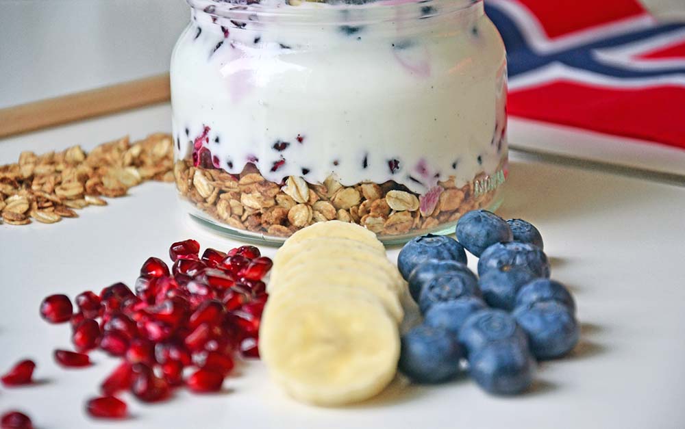 Yoghurt med ristet havregryn, frukt og bær
