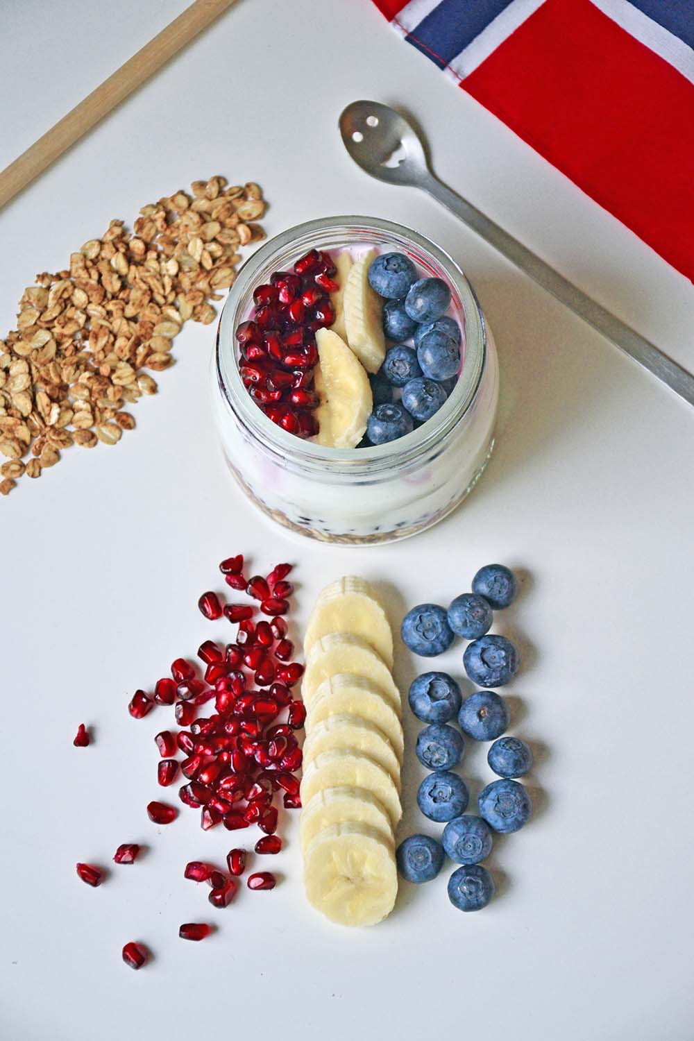 Yoghurt med ristet havregryn, frukt og bær