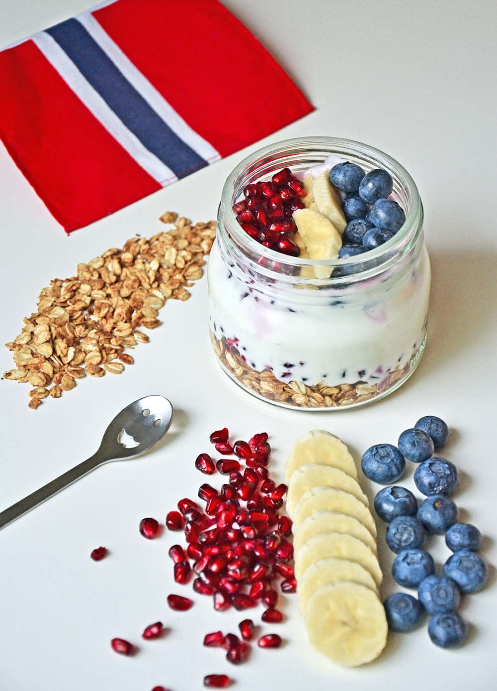 Yoghurt med ristet havregryn, frukt og bær