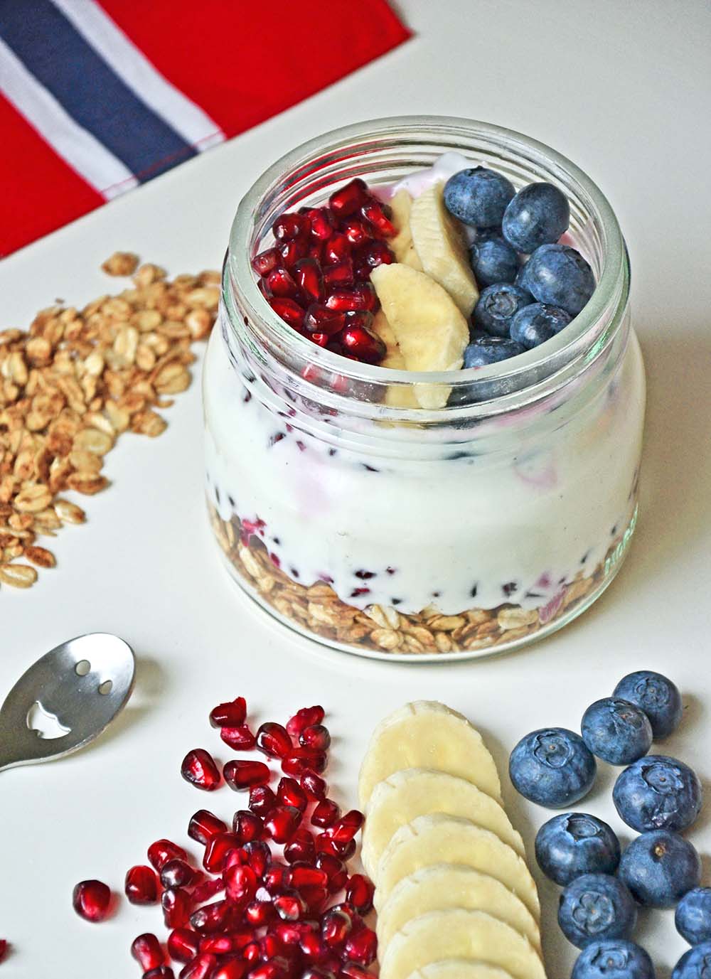 Yoghurt med ristet havregryn, frukt og bær