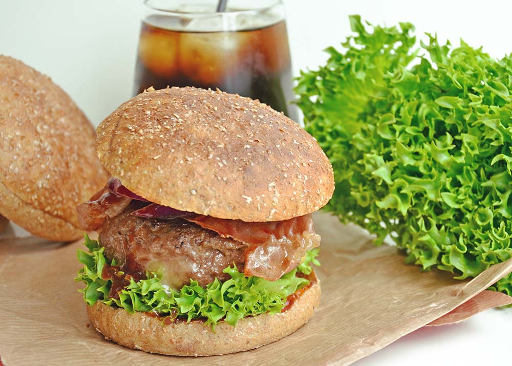 BBQ-burger med innbakt ost og serranoskinke