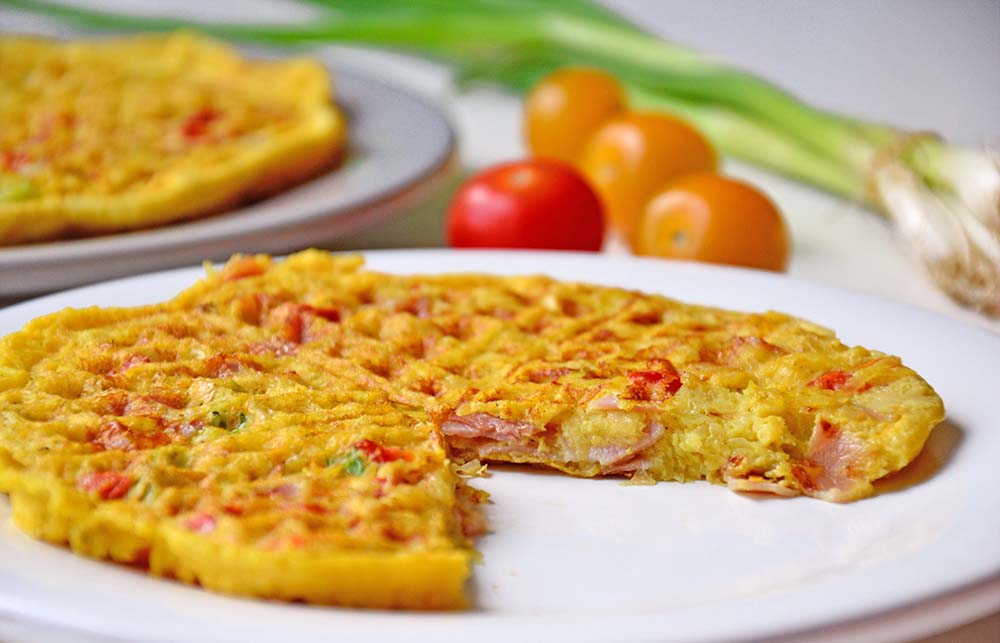 Omelettvaffel med potet, skinke og parmesan