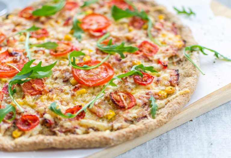 Pizza med pesto, skinke & tomat (glutenfri)