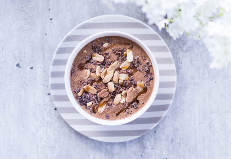 Supergod og næringsrik sjokolade- og peanøttsmoothie