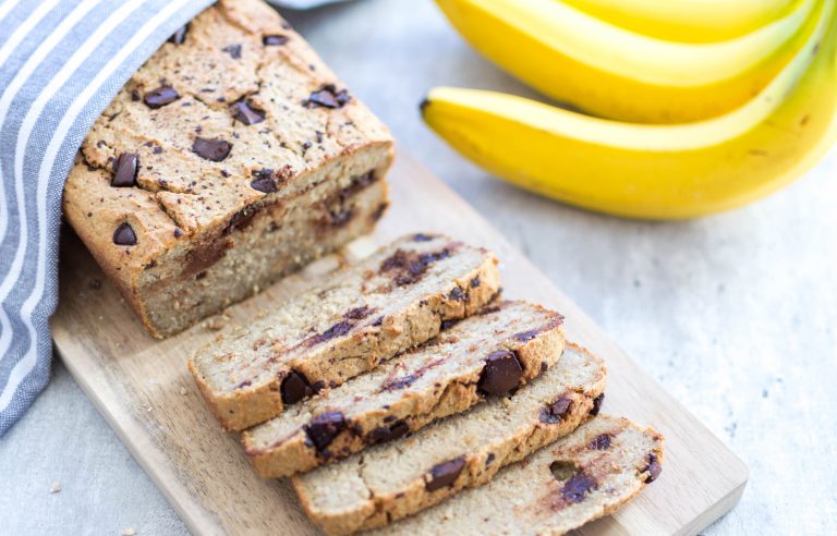 Enkelt, sunt bananbrød med mørk sjokolade