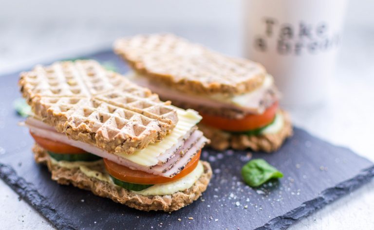 Sunn, hjemmelaget sandwich med ost & skinke