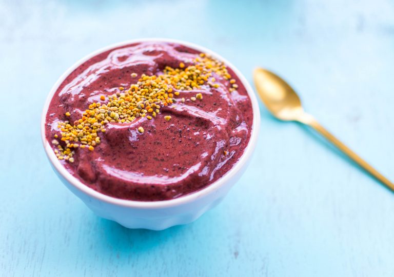 Acaismoothie toppet med bipollen