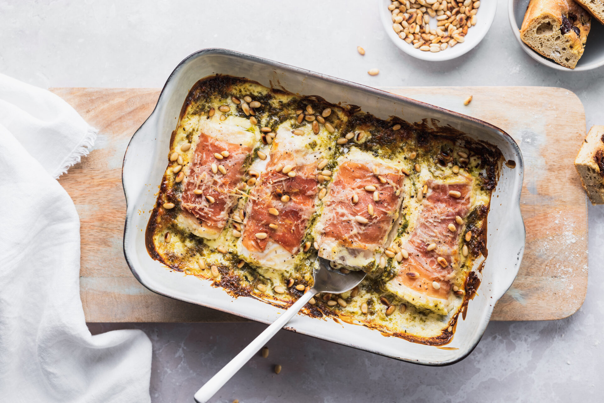 Ovnsbakt torsk med serranoskinke og pesto