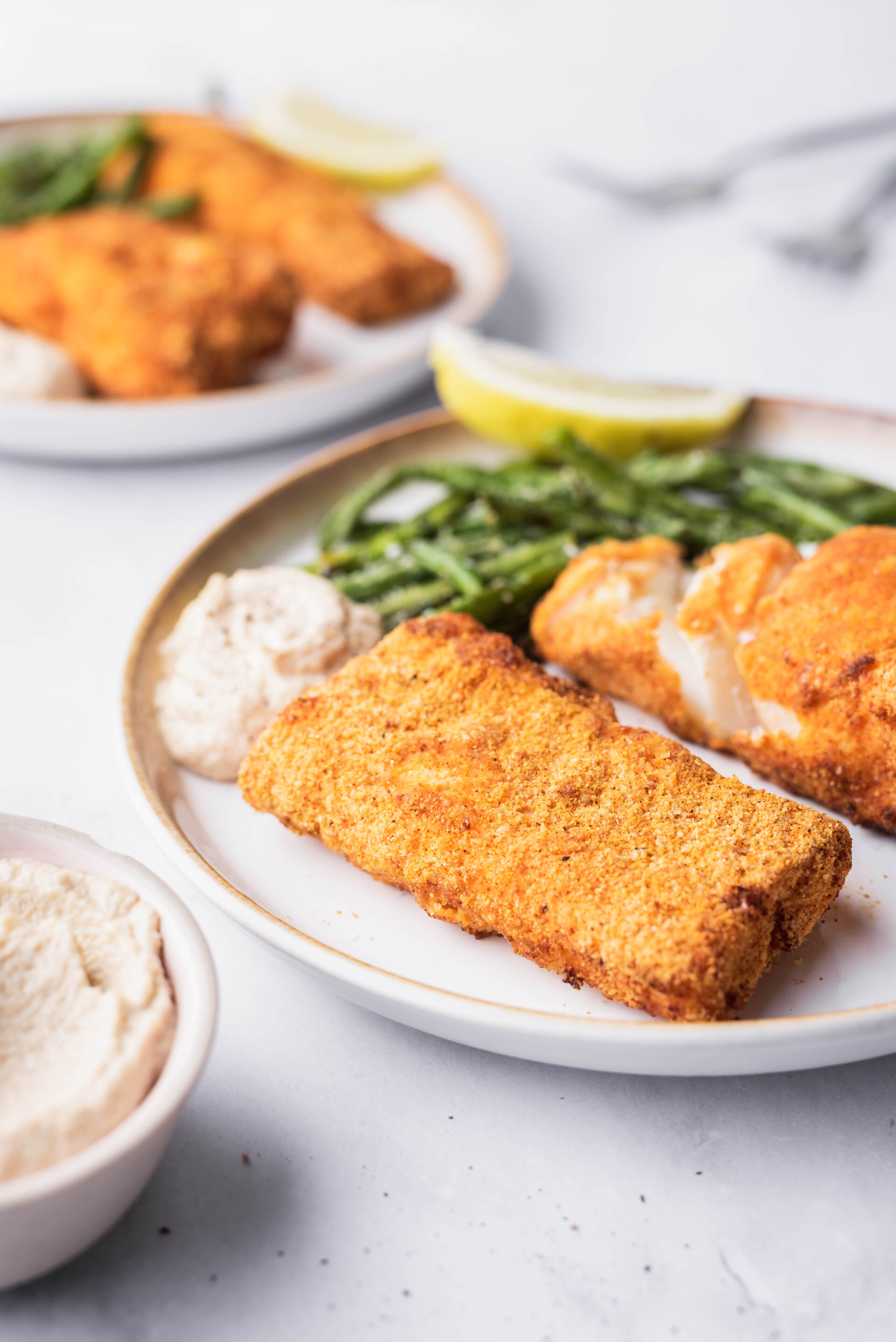 Panert fisk med aspargesbønner og cashewdressing