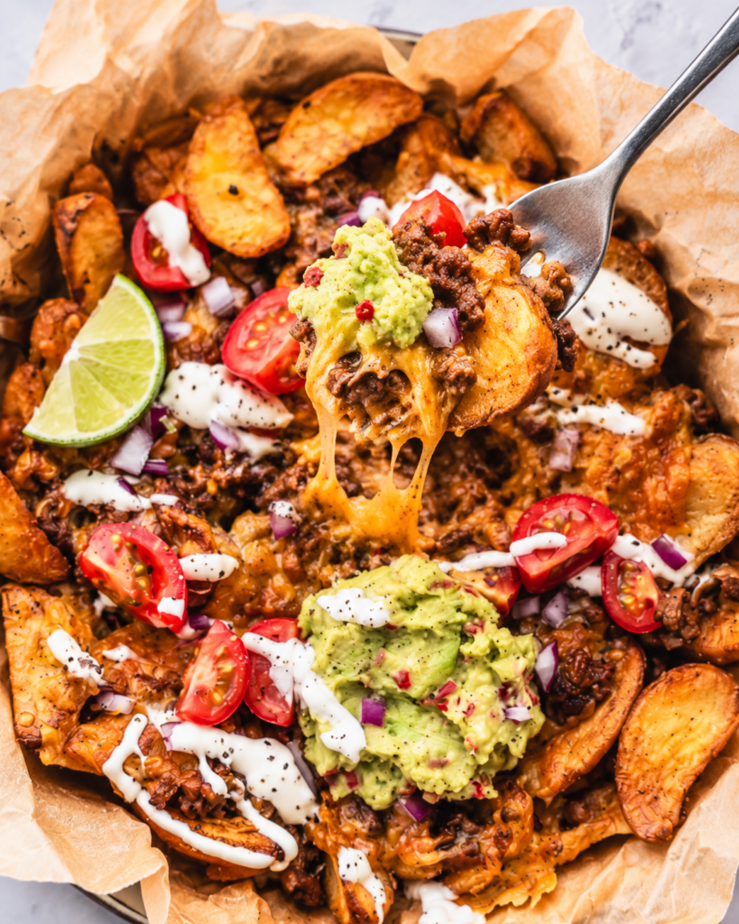Dirty fries med kjøttdeig og smeltet cheddar servert med guacamole