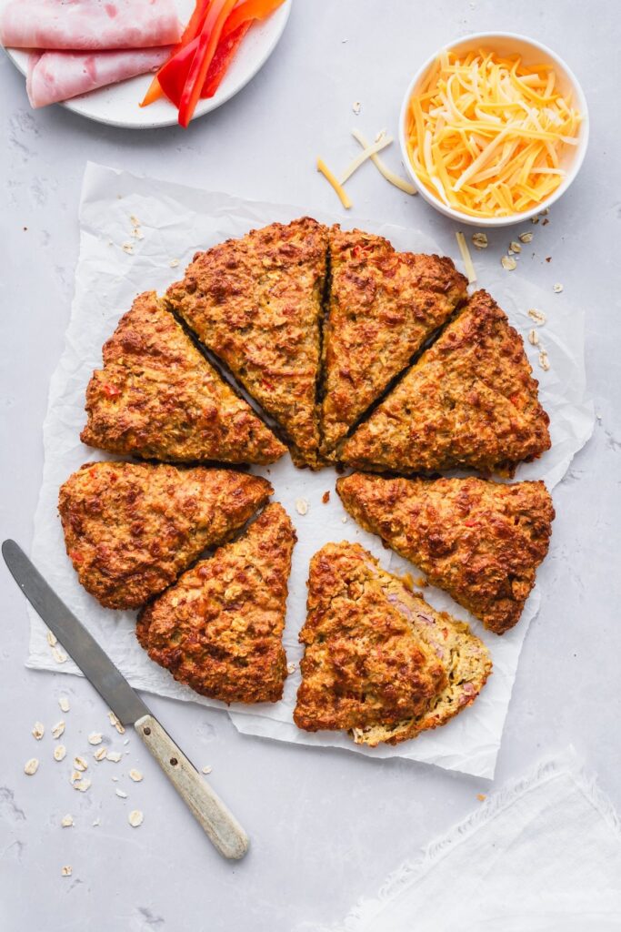 Proteinrike scones med ost, skinke og havre