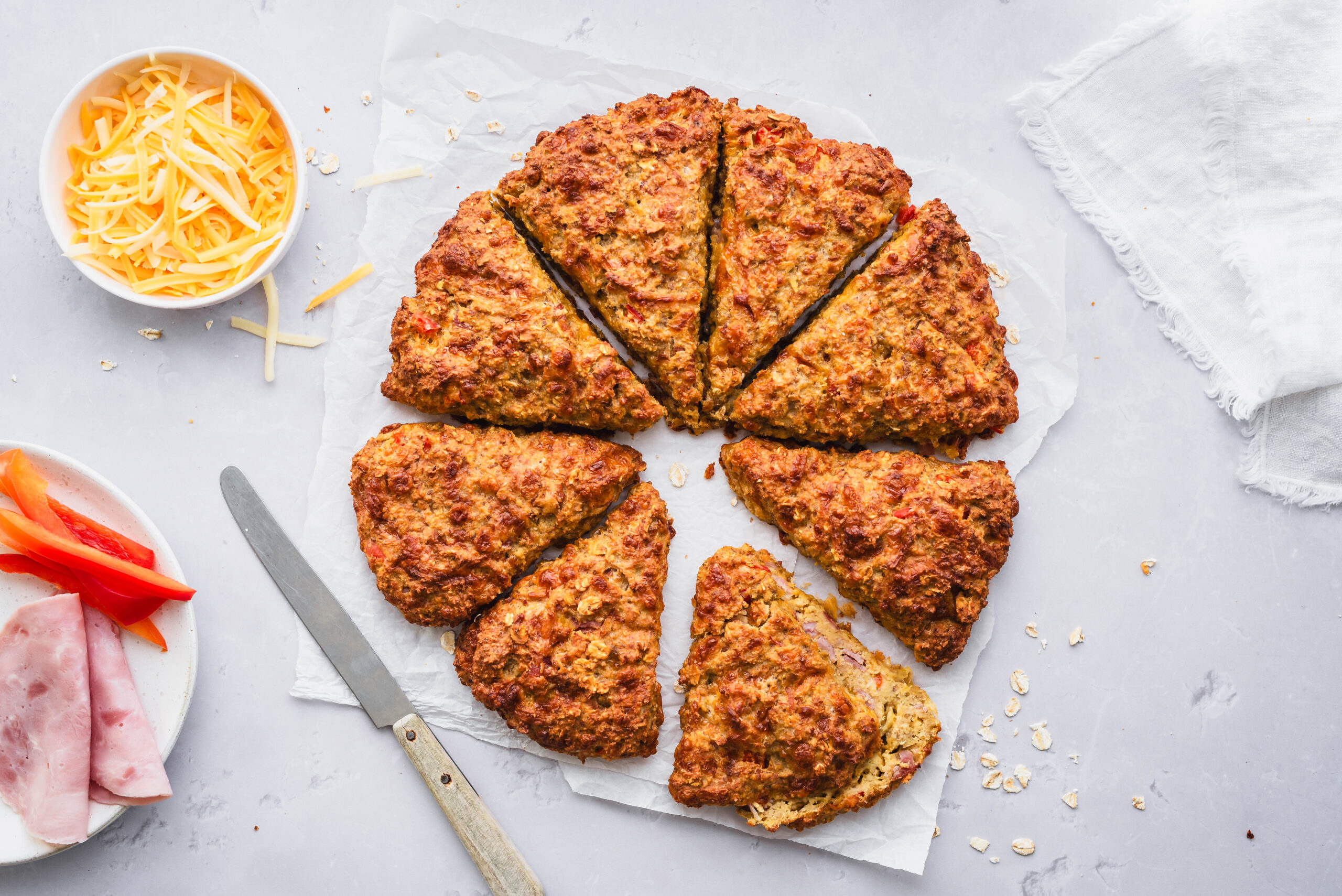 Proteinrike scones med ost, skinke og havre