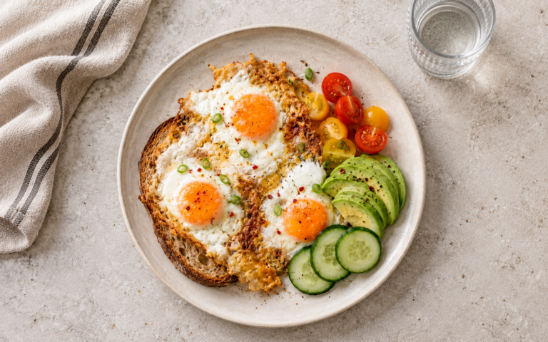 Speilegg med sprøstekt ost, avokado og tomater