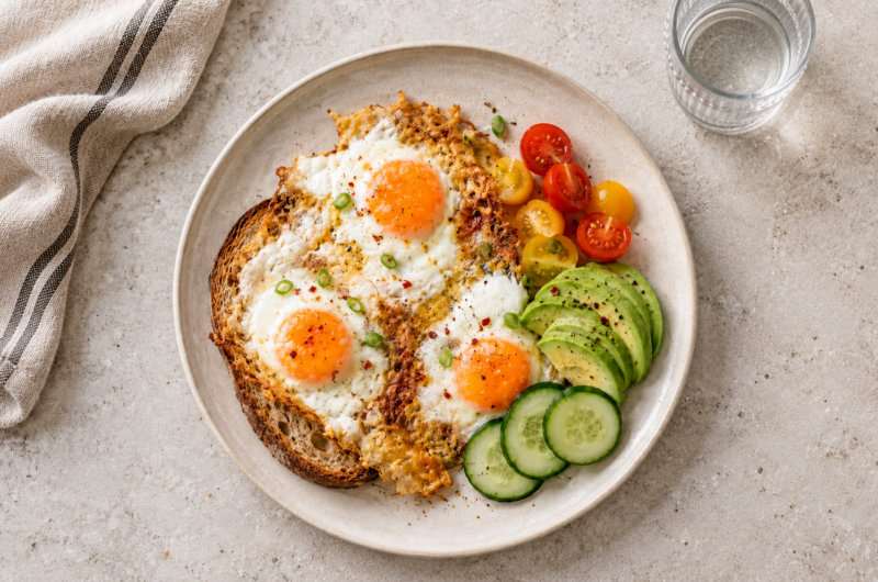 Speilegg med sprøstekt ost og avokado