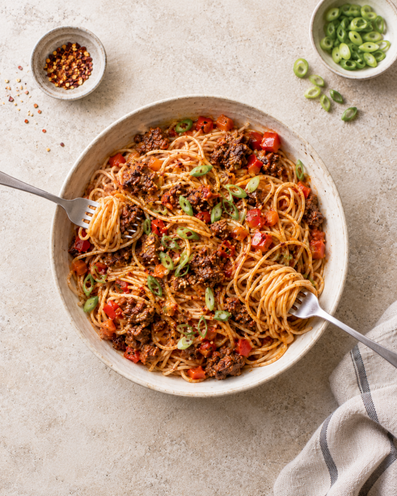 Spicy spaghetti med kjøttdeig, grønnsaker og vårløk
