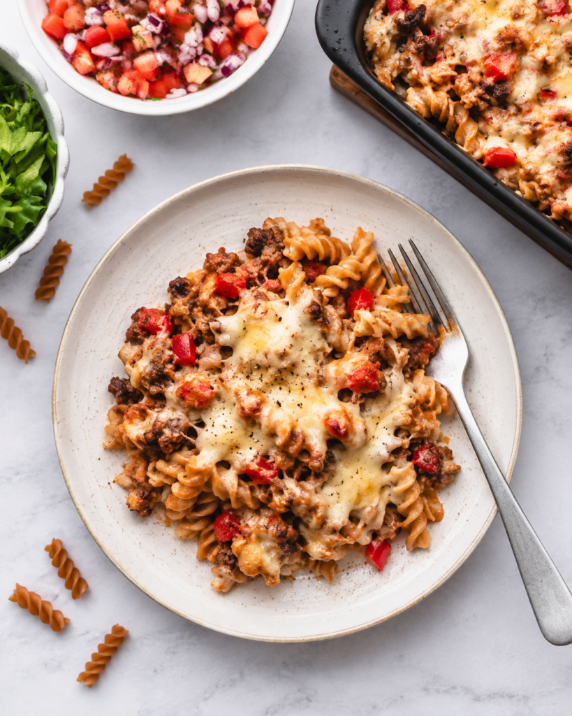Tacograteng med kjøttdeig og pasta servert på tallerken