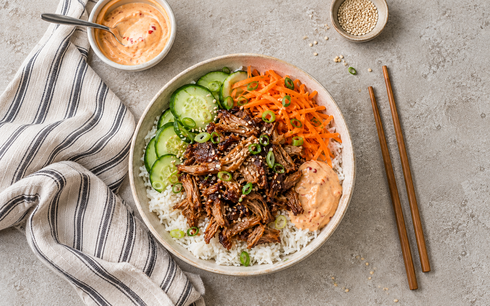 Asiatisk pulled pork-bowl med ris og sticky soyasaus