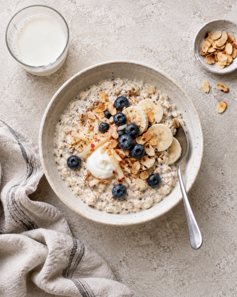 Bircher müsli med eple, gresk yoghurt, blåbær og mandler