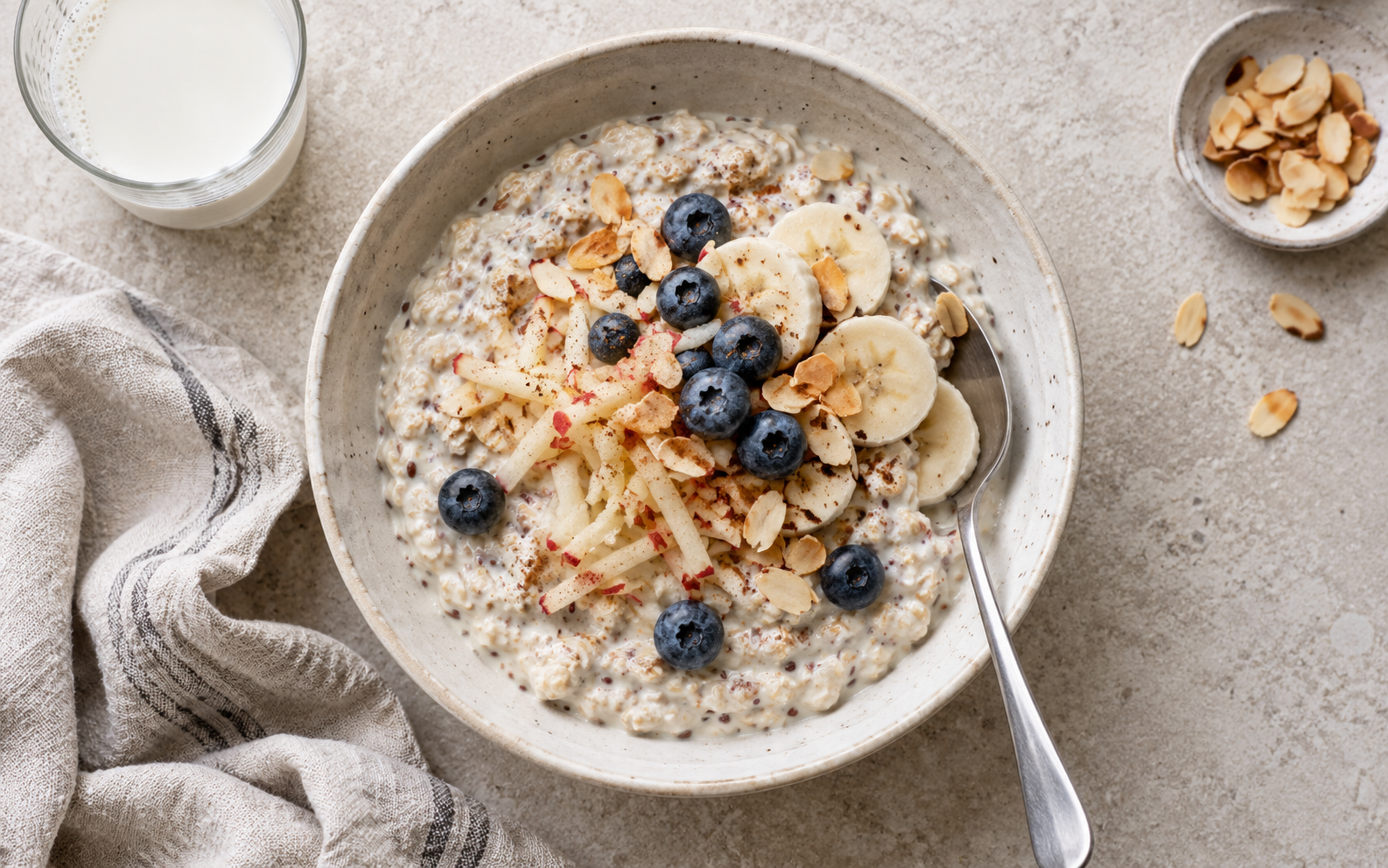 Bircher müsli med eple, gresk yoghurt, blåbær og mandler