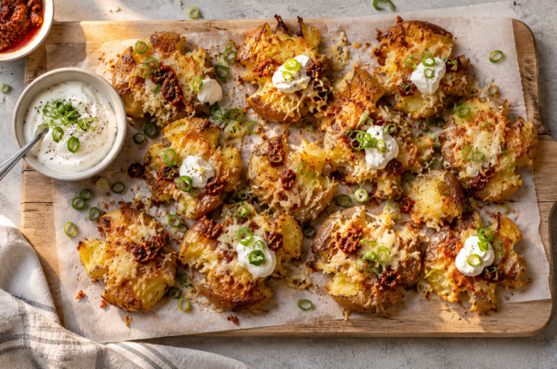 Crispy smashed potatoes med ost