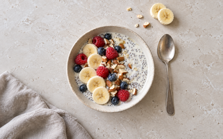 Kremet kefirskål med gresk yoghurt, chiafrø, banan og bær