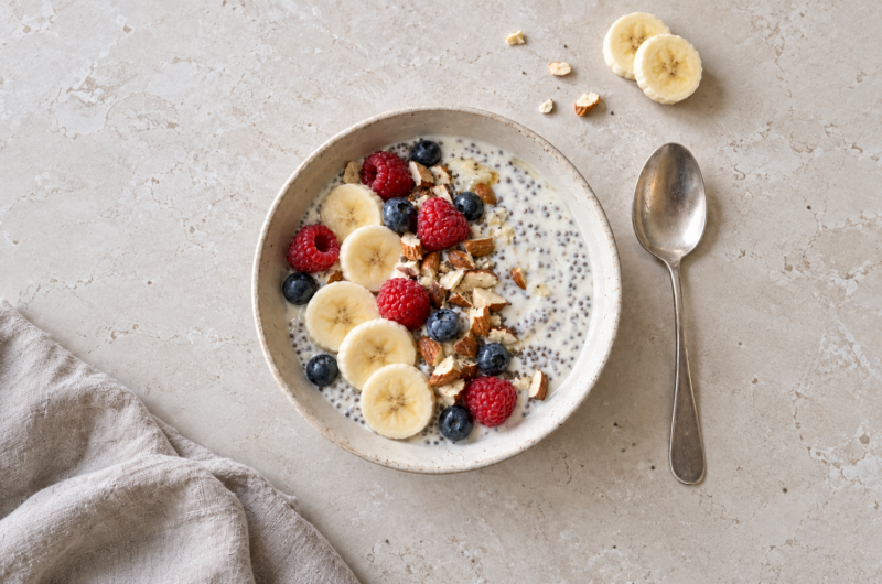 Kremet kefirskål med yoghurt, chia og bær