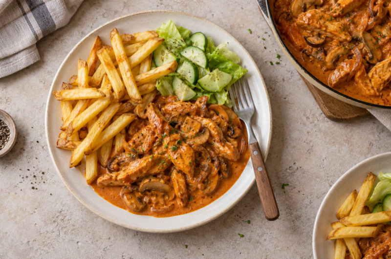 Kylling med pommes frites og kremet paprikasaus
