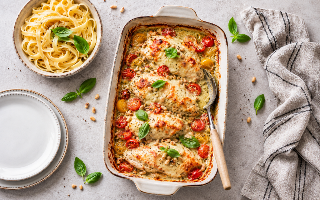 Ovnsbakt kylling med kremet pestosaus, tomater og mozzarella