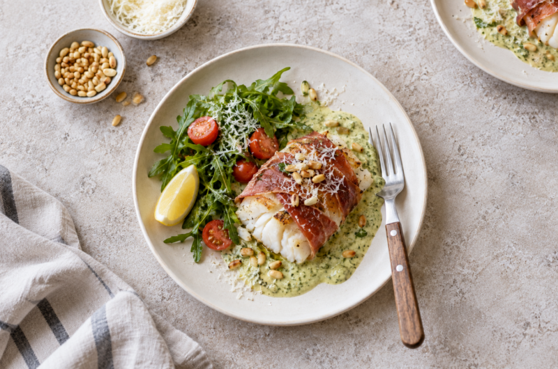 Ovnsbakt torsk med serranoskinke og kremet pesto