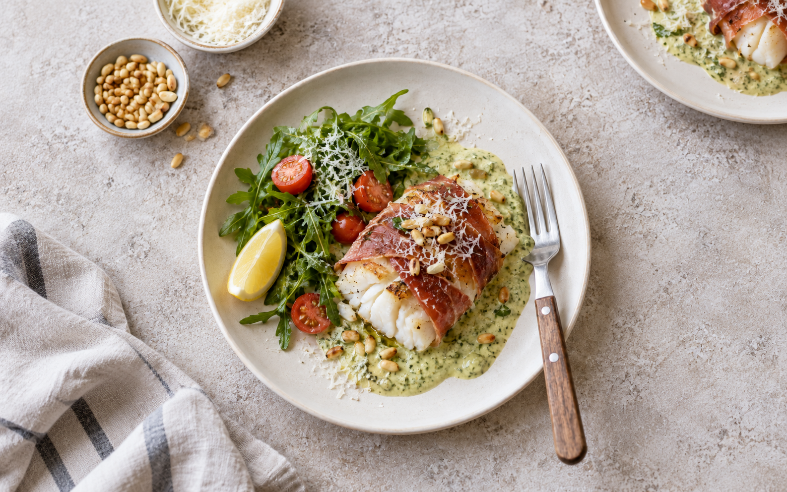 Ovnsbakt torsk med serranoskinke og kremet pesto