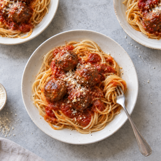 Pasta med saftige kjøttboller i tomatsaus