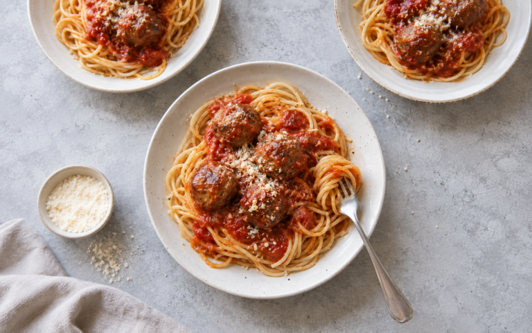 Pasta med saftige kjøttboller i tomatsaus og parmesan