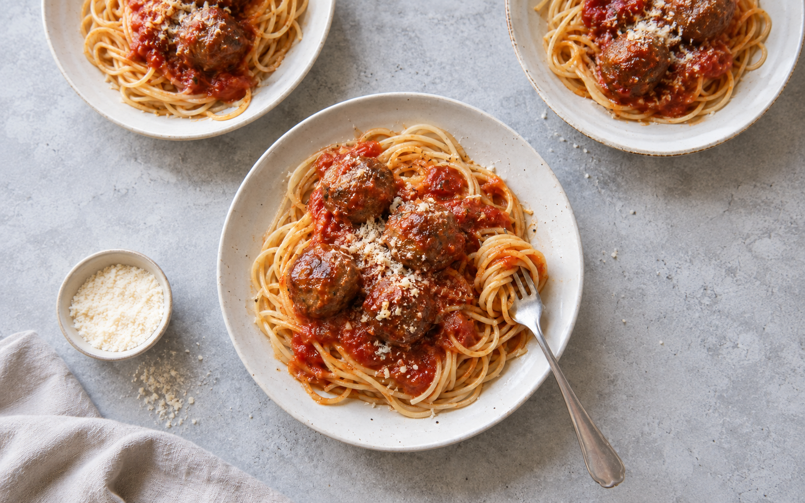 Pasta med saftige kjøttboller i tomatsaus