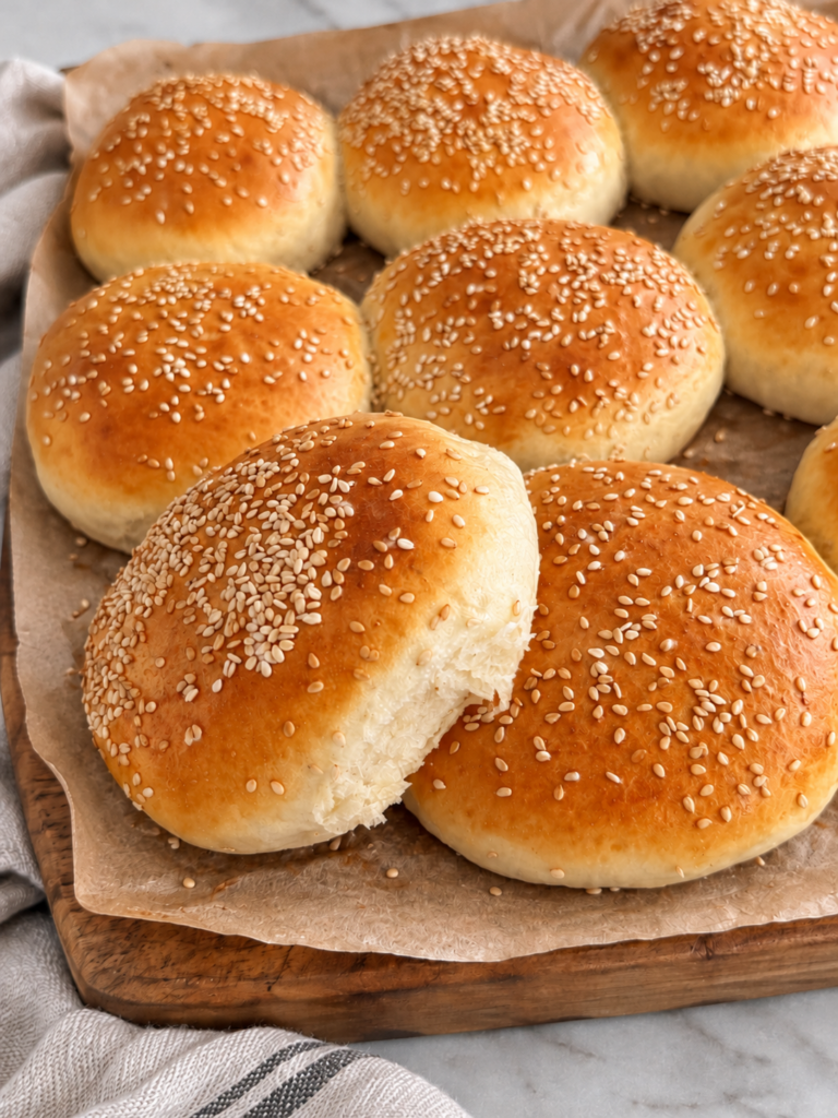 Myke hamburgerbrød med potet og sesamfrø